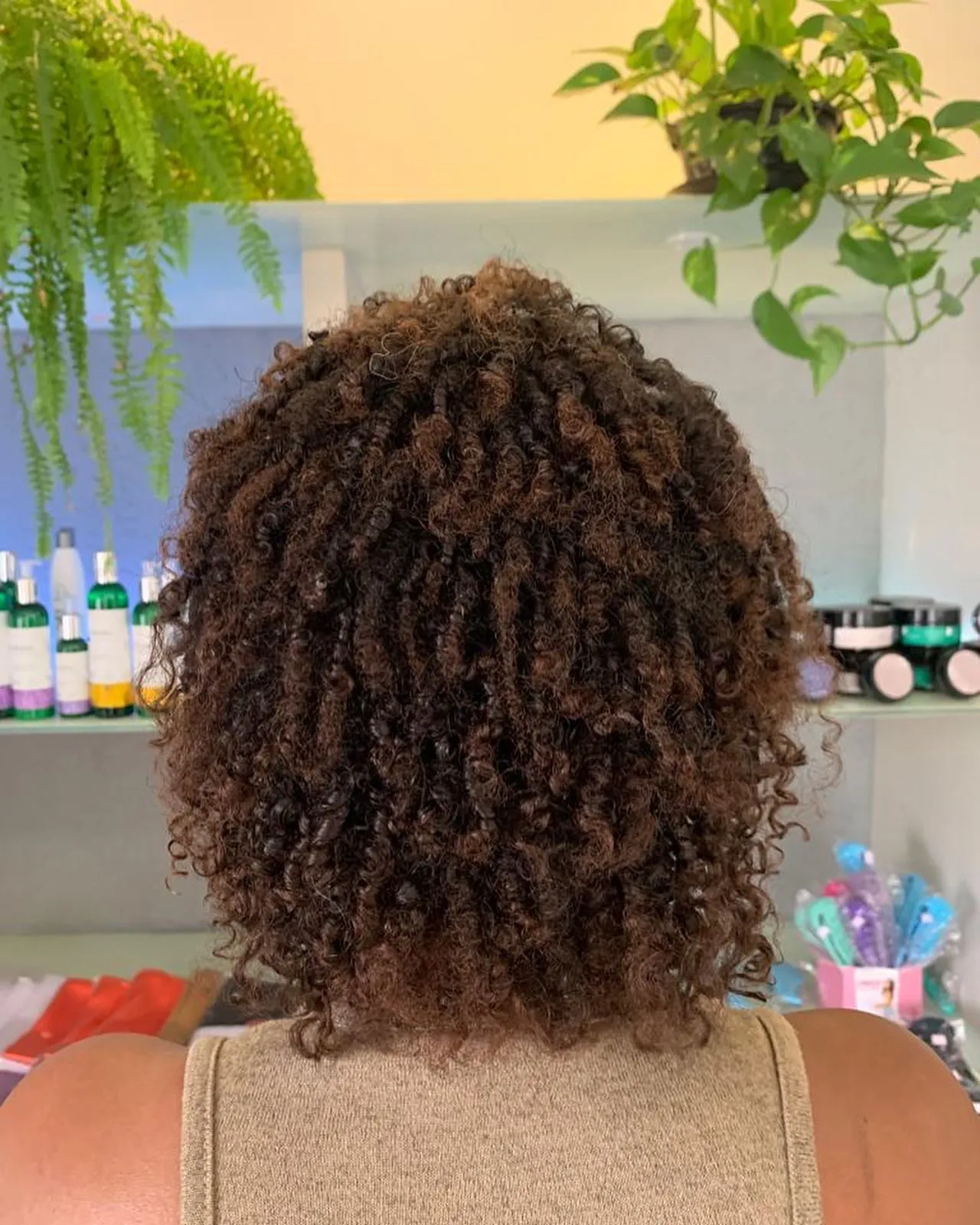 Cabelo crespo com cachos definidos e hidratados